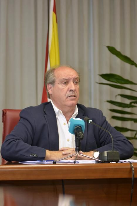 Pese a estar inhabilitado, el alcalde José García Liñares convoca un pleno extraordinario para que el Concello solicite un préstamo bancario de 2,6 millones de euros para la ejecución de varias obras.