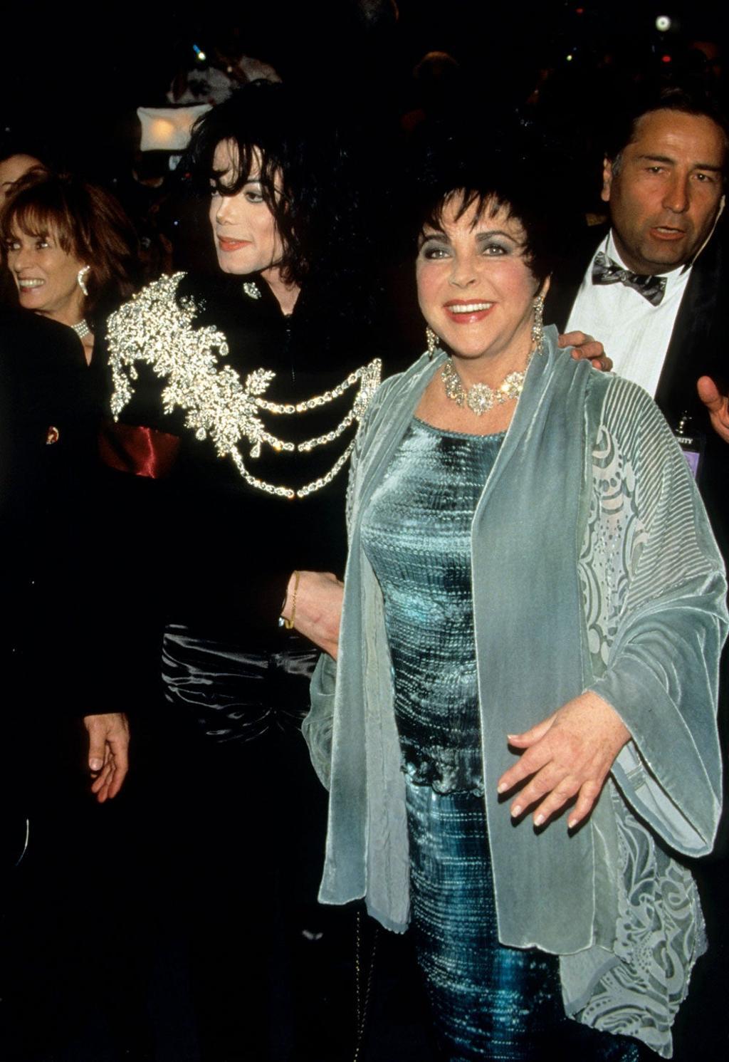 Michael Jackson en 1997 con la chaqueta y Elizabeth Taylor en su 65 cumpleaños.