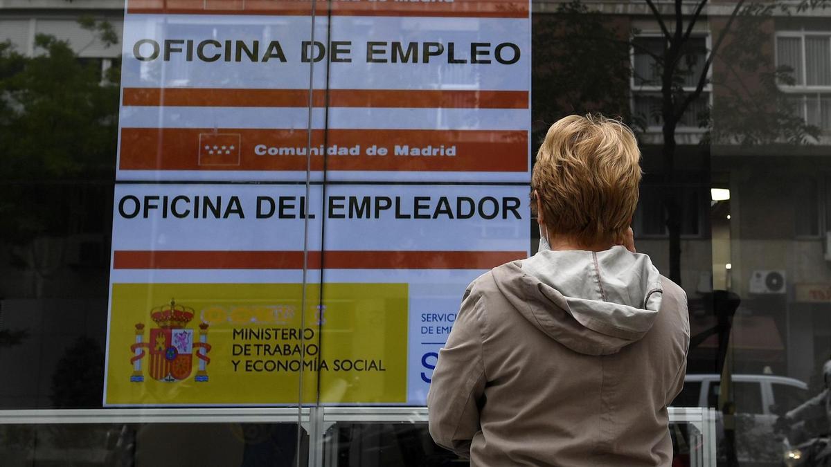 Una mujer en la puerta de una oficina del Sepe.