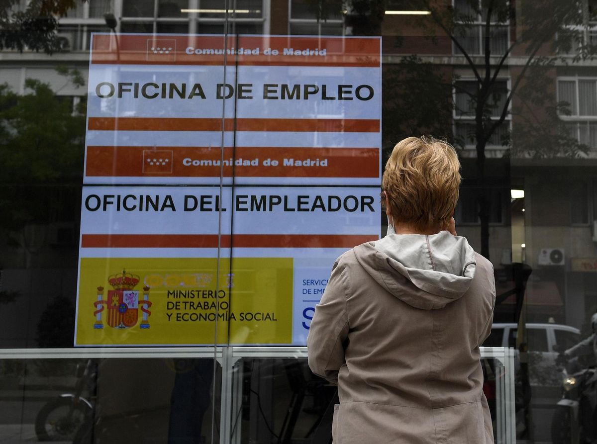 Una mujer en la puerta de una oficina del Sepe.