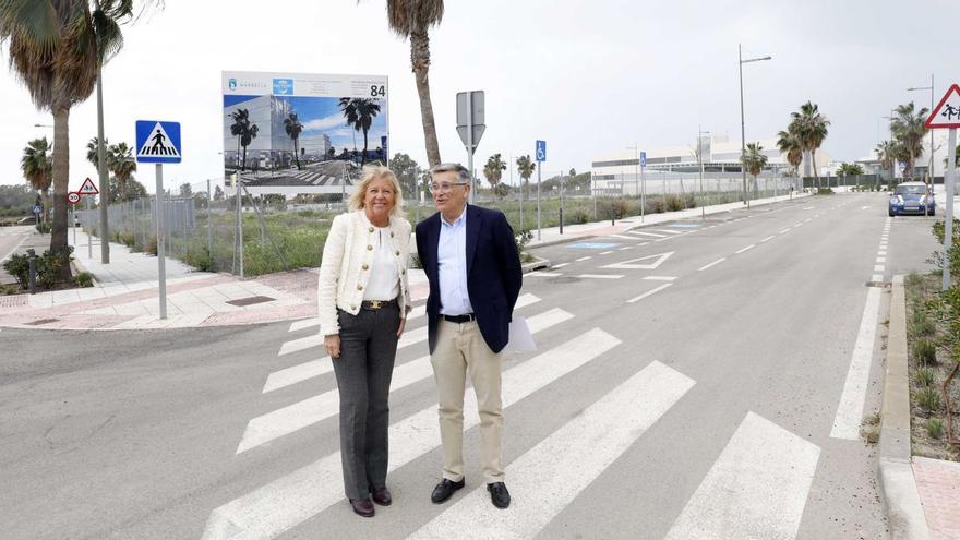 La alcaldesa, Ángeles Muñoz, ayer, ante la parcela de San Pedro.