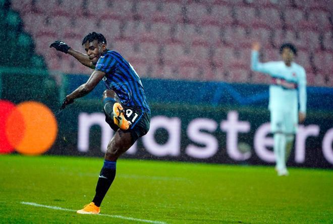 Duvan Zapata del Atalanta marca el 0-1 durante el partido de la UEFA Champions League entre el FC Midtjylland y el Atalanta en Herning, Dinamarca.