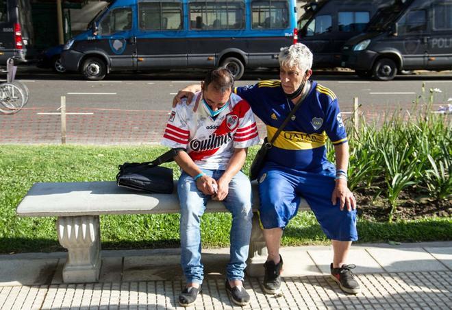 Un seguidor de Boca Juniors abraza a un seguidor de River Plate en Buenos Aires por la muerte de Diego Armando Maradona.