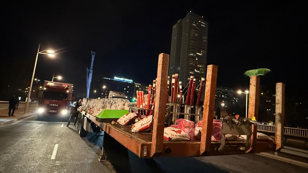 Los tráilers o góndolas empleados por el ayuntamiento y JCF para disparar los castillos de fallas