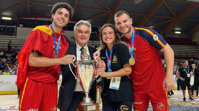 Ignacio Alabart, su tío y vicepresidente de la Federación Ignacio González, María Sanjurjo y César Carballeira, con la Copa del Mundo en Italia. |  // RFEP