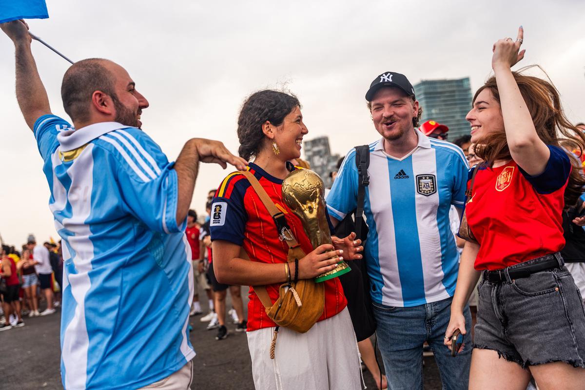 Aficionados de la selección española y de la selección argentina siguen la final del Mundial 2026 en la pantalla gigante situada en la Plataforma Marina del Fòrum