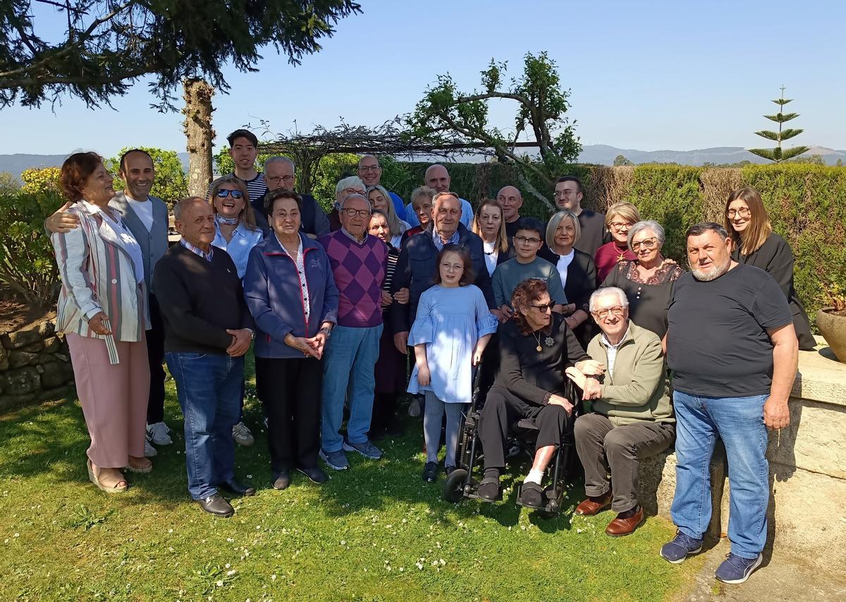 Familiares y autoridades de Valga con la centenaria.