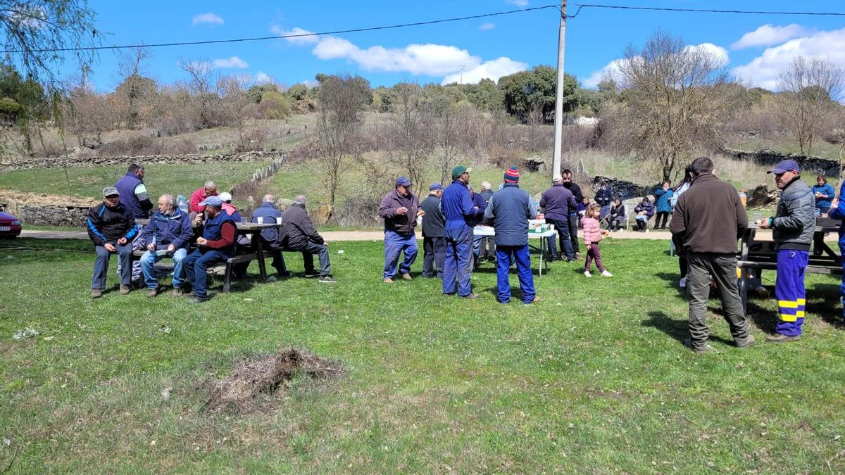 Los vecinos de Bercianos almuerzan tras trabajar juntos para adecentar el pueblo a prestación personal.