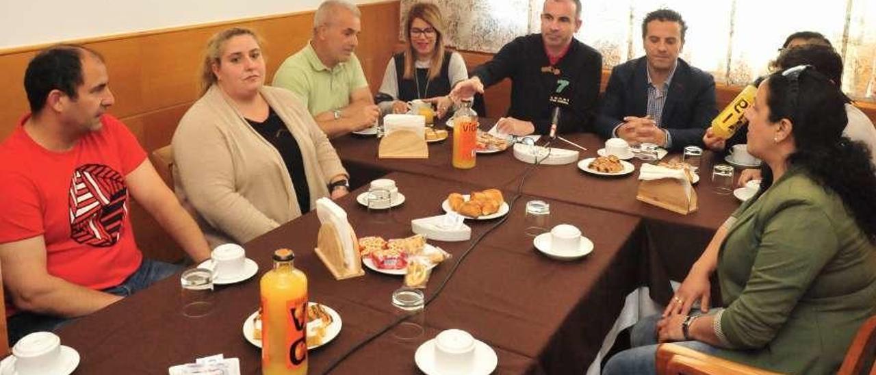 Miembros de la candidatura del Partido Popular en el desayuno de trabajo en Vilagarcía. // Iñaki Abella