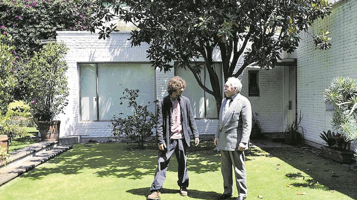El premio Nobel de Literatura 1982, Gabriel García Márquez (d), posa junto a su nieto Mateo (i) el martes 6 de marzo de 2012, en su casa del barrio de San Ángel en Ciudad de México, donde celebra su cumpleaños numero 85 en compañía de su familia.