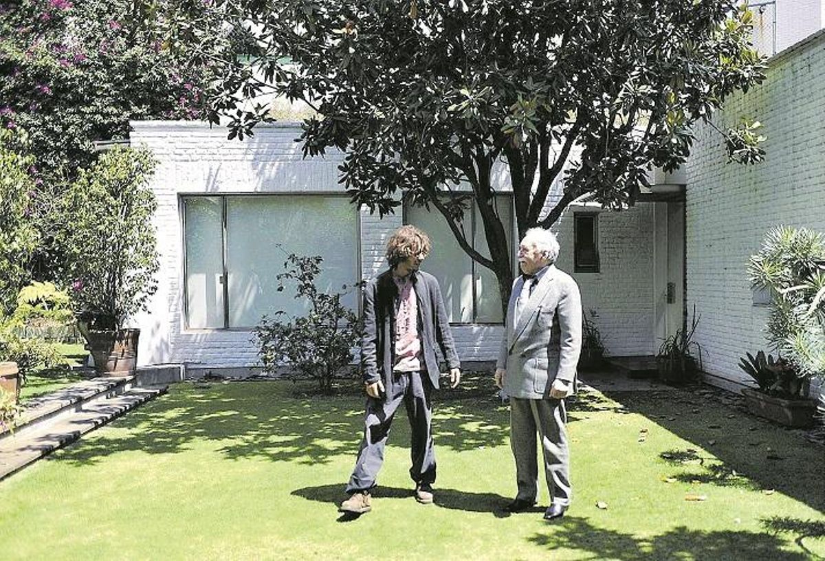 El premio Nobel de Literatura 1982, Gabriel García Márquez (d), posa junto a su nieto Mateo (i) el martes 6 de marzo de 2012, en su casa del barrio de San Ángel en Ciudad de México, donde celebra su cumpleaños numero 85 en compañía de su familia.