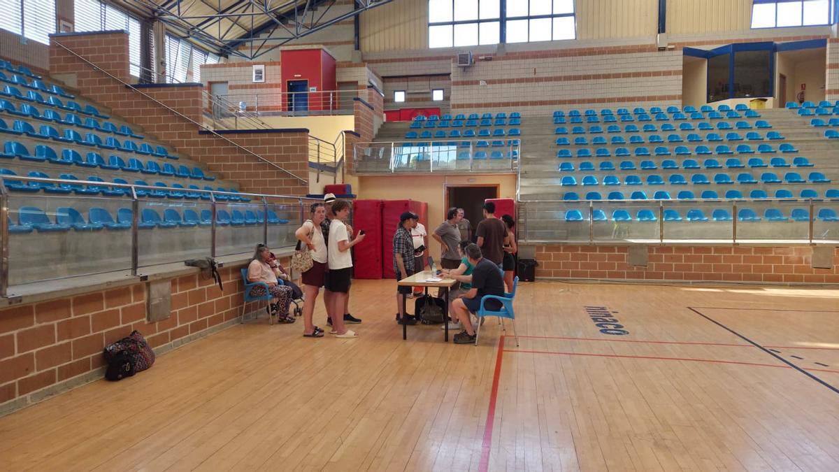 Primeros vecinos desalojados de los pueblos afectados por el incendio llegados al polideportivo Los Olímpicos en Monzón, esta tarde.