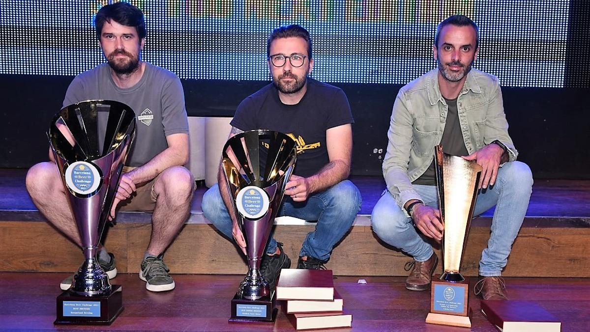 De izquiera a derecha, representantes de Basqueland Brewing (Mejor Cervecera 2021), Torre Mozza (Mejor Cervecera Novel 2021) y Cátedra Beer (premio Innovación Molina for Brewing).