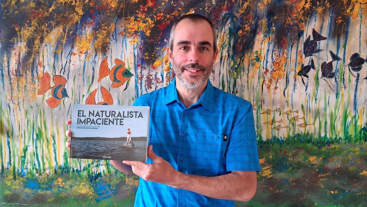 El investigador Gonzalo Mucientes, con un ejemplar de su libro.