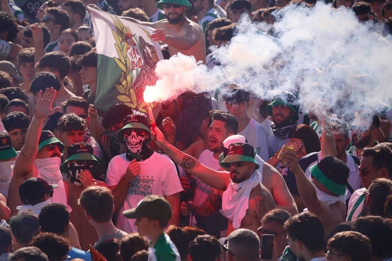 Así recibió la afición del Córdoba CF al autobús del equipo en El Arenal