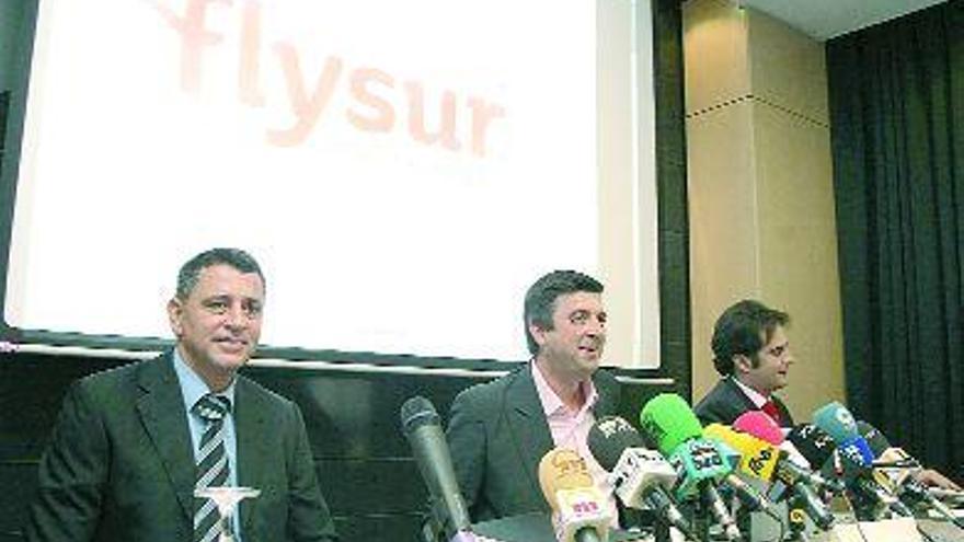 Jorge García, director de &quot;Top Fly&quot;, Eduardo Gavilán, consejero delegado de &quot;Flysur&quot; y Ricardo García, director comercial.