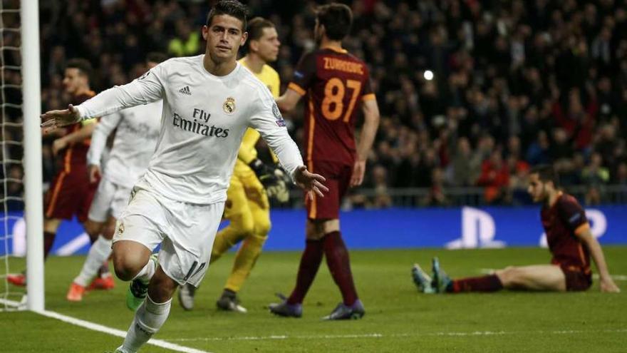 James Rodríguez celebra su gol de ayer en el Bernabéu ante el Roma.