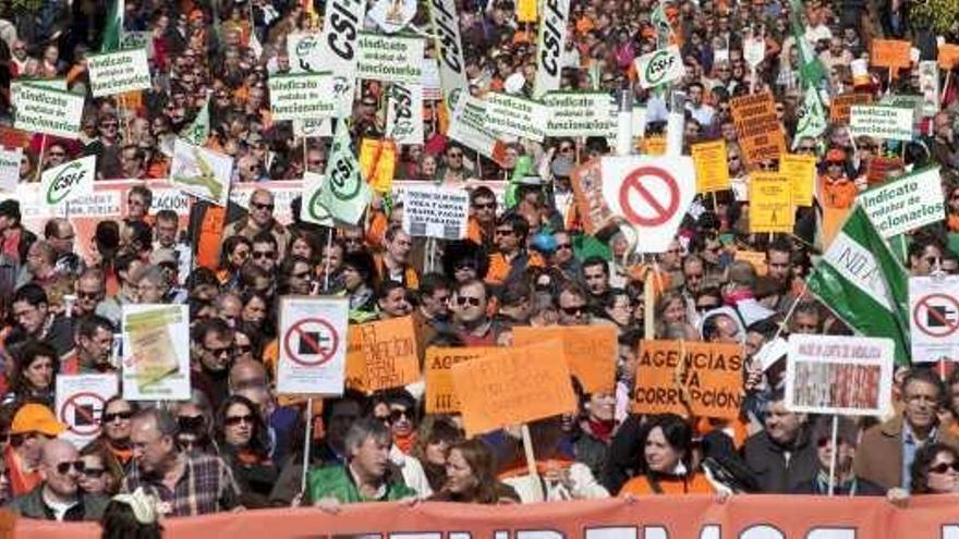 Los manifestantes marcharon desde la Encarnación hasta el Palacio de San Telmo, sede de la Junta.