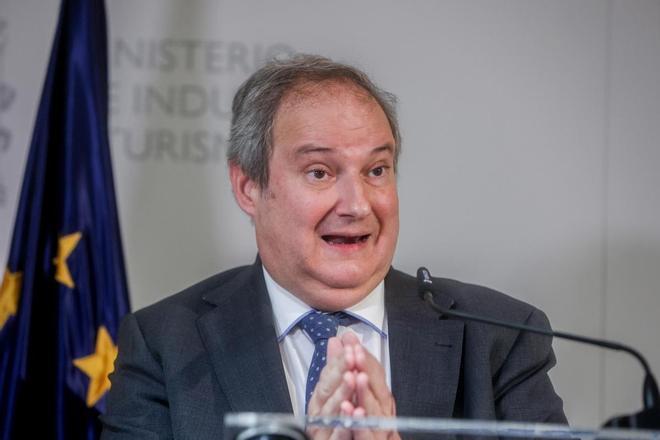 El ministro de Industria y Turismo, Jordi Hereu, interviene durante la Conferencia Sectorial de Turismo, en la sede del Ministerio, a 14 de diciembre de 2023, en Madrid (España). La reunión trata el reparto territorial de ayudas para el ámbito turístico.