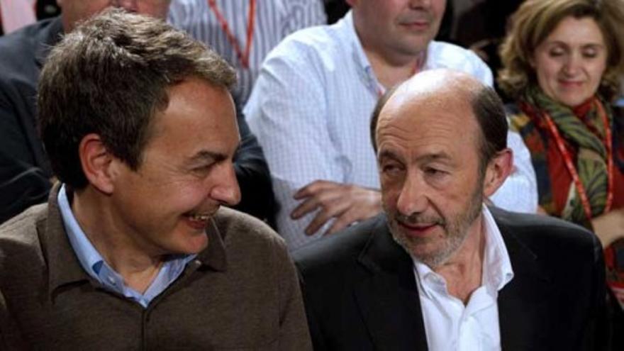 Zapatero felicita a Rubalcaba como nuevo líder