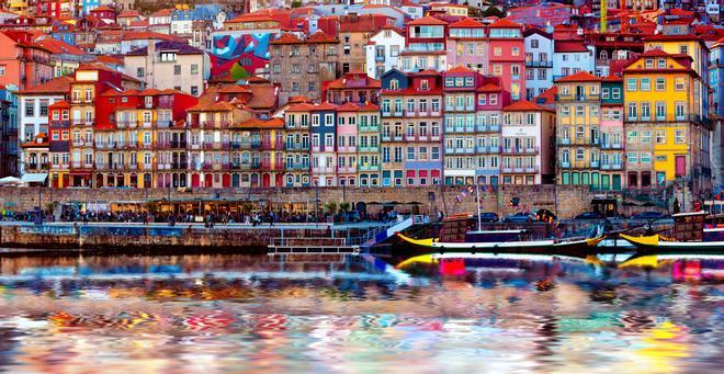 Vista panorámica de la colorida ciudad de Oporto (Portugal)