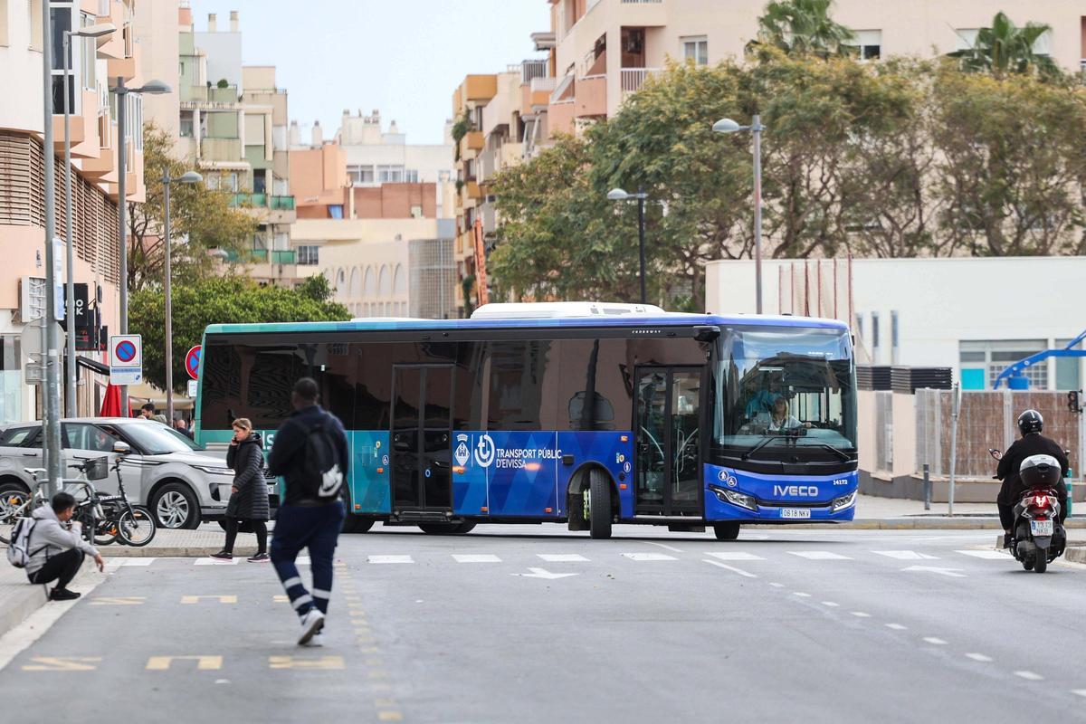 Imágenes del inicio de la nueva contrata de autobuses de Ibiza