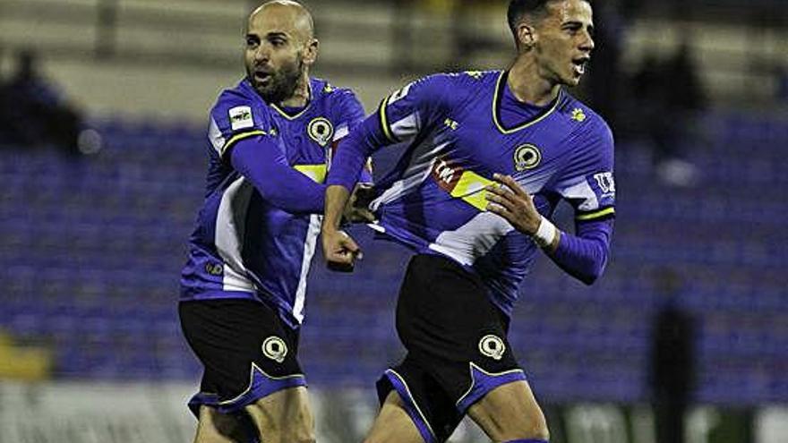 Álvaro Salinas celebrant un gol amb l&#039;Hèrcules amb Chechu.