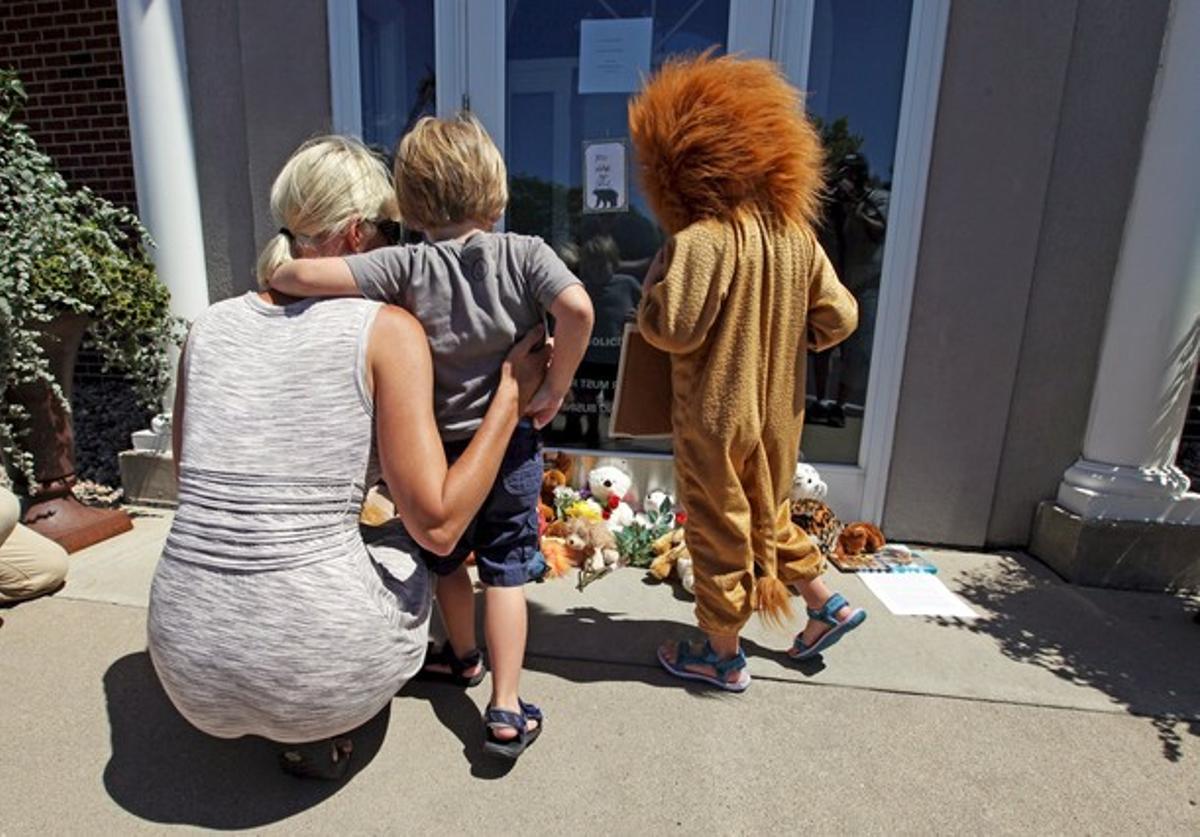 Uns nens ploren la mort de Cecil, davant la porta de la clínica del dentista que el va matar, a Bloomington Minneapolis.