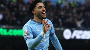 Omar Marmoush celebra su tercer gol al Newcastle, completando un triplete en 33 minutos.