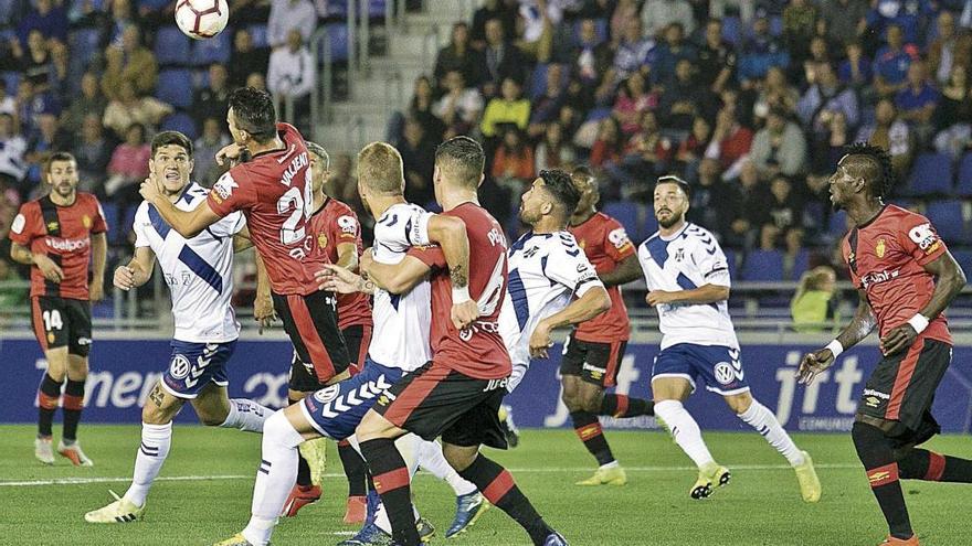 Valjent despeja de cabeza entre una nube de jugadores del Tenerife.