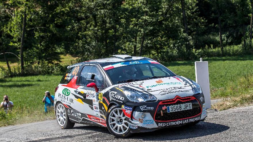 Emma Falcón y Rogelio Peñate, en acción con el Citroën DS3 R3T.