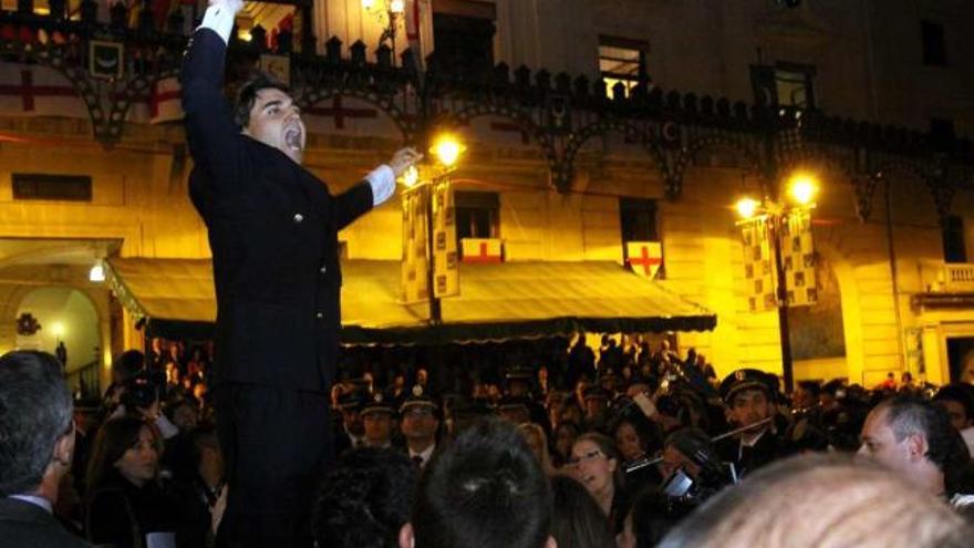 Jordi Bernácer dirigió el Himno de las Fiestas de Alcoy en abril de 2009.