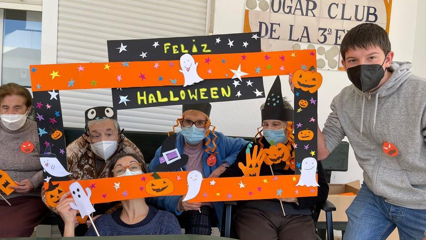Los mayores de la residencia de Monesterio celebran Halloween y la fiesta de Todos los Santos