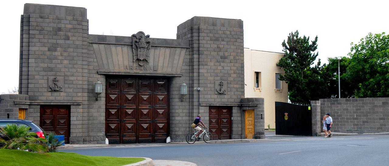 Escudo franquista en la puerta de la Base Naval de Las Palmas de Gran canaria