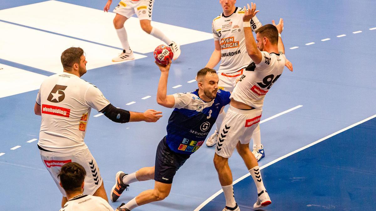 Un lance del partido de ida de la EHF European League entre el BM Benidorm y el Fivers de Viena.