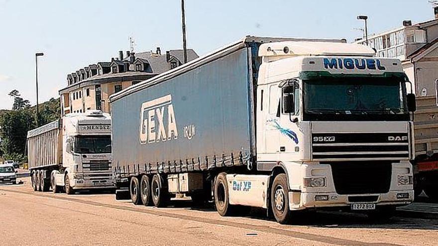 Los camiones permanecieron aparcados en el Polígono Industrial de San Cibrao das Viñas.