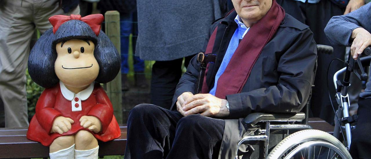 El humorista gráfico Joaquín Salvador Lavado Tejón, Quino, Premio Príncipe de Asturias de Comunicación y Humanidades,en la inauguración de una escultura oficial de Mafalda