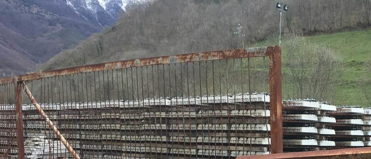 Un depósito de traviesas semiabandonado cerca del emboquille del gran túnel de Pajares.