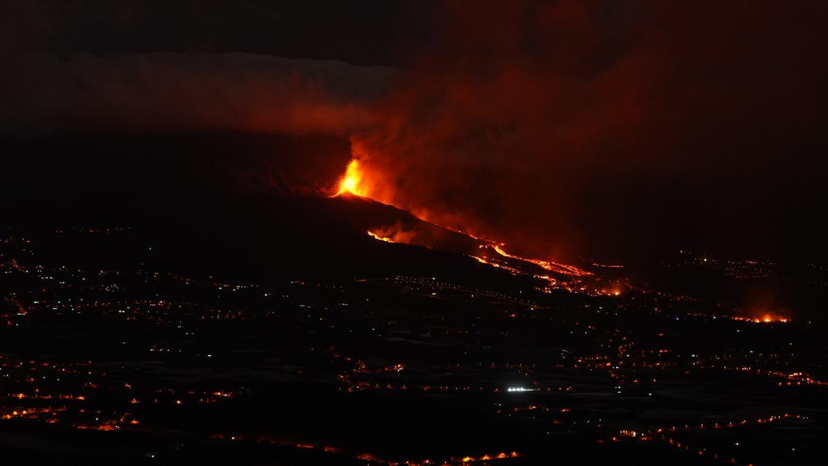 El volcán de La Palma aumenta su actividad explosiva y la lava arrasa en su paso hacia el mar