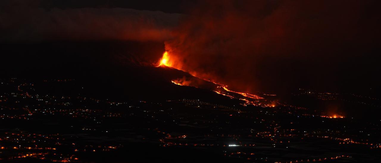 El volcán de La Palma aumenta su actividad explosiva y la lava arrasa en su paso hacia el mar