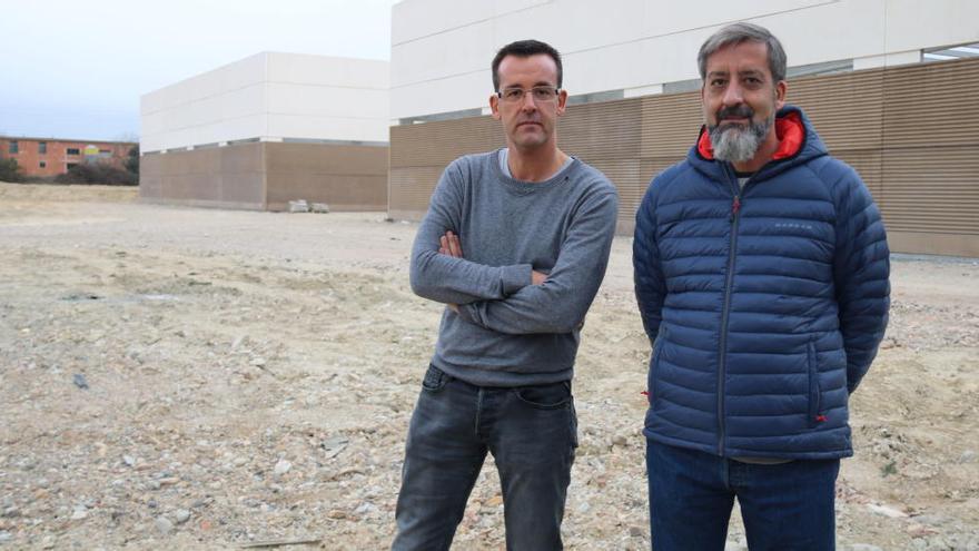 Jordi Escubedo i Josep Maria Escubedo als terrenys on es construeixen les naus noves a Riudellots de la Creu