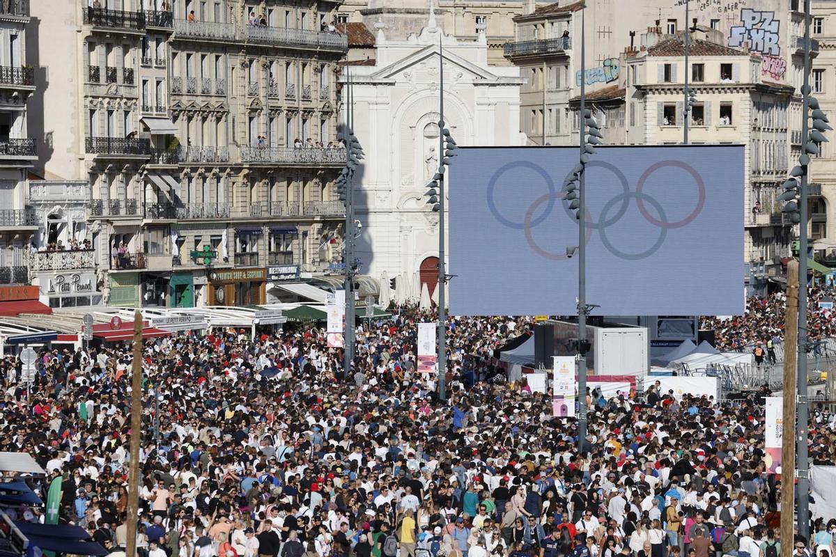 La llama olímpica llega a Francia antes de los Juegos Olímpicos de París 2024