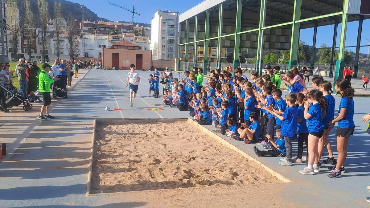 Una actividad en la zona deportiva de atletismo que ahora mismo hay en Tavernes de la Valldigna