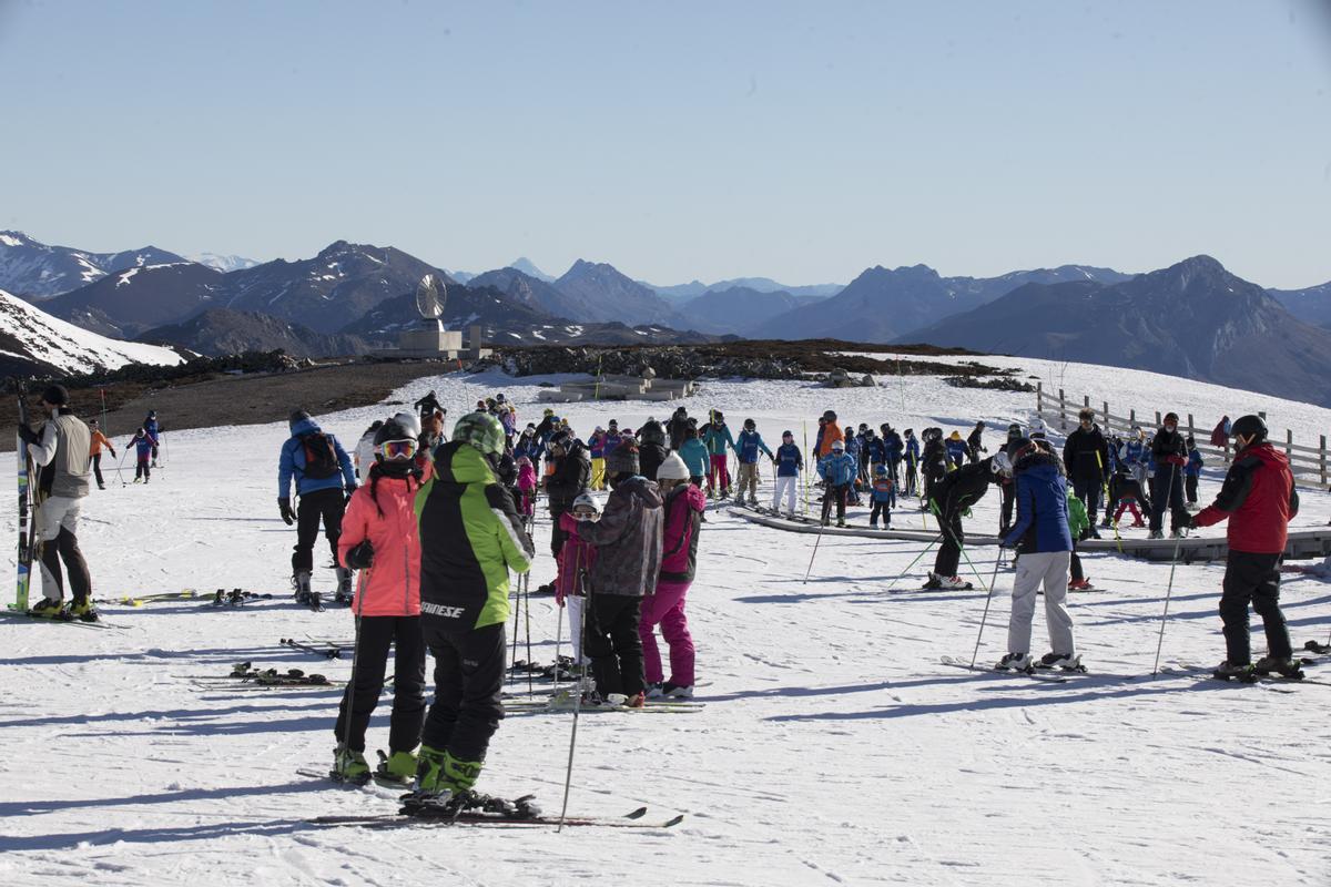 Esquiadores en la estación de Valgrande-Pajares