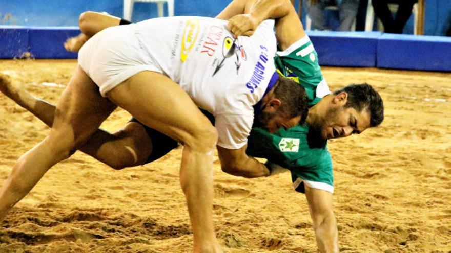 Una agarrada de la luchada entre el Agüimes y el Estrella.