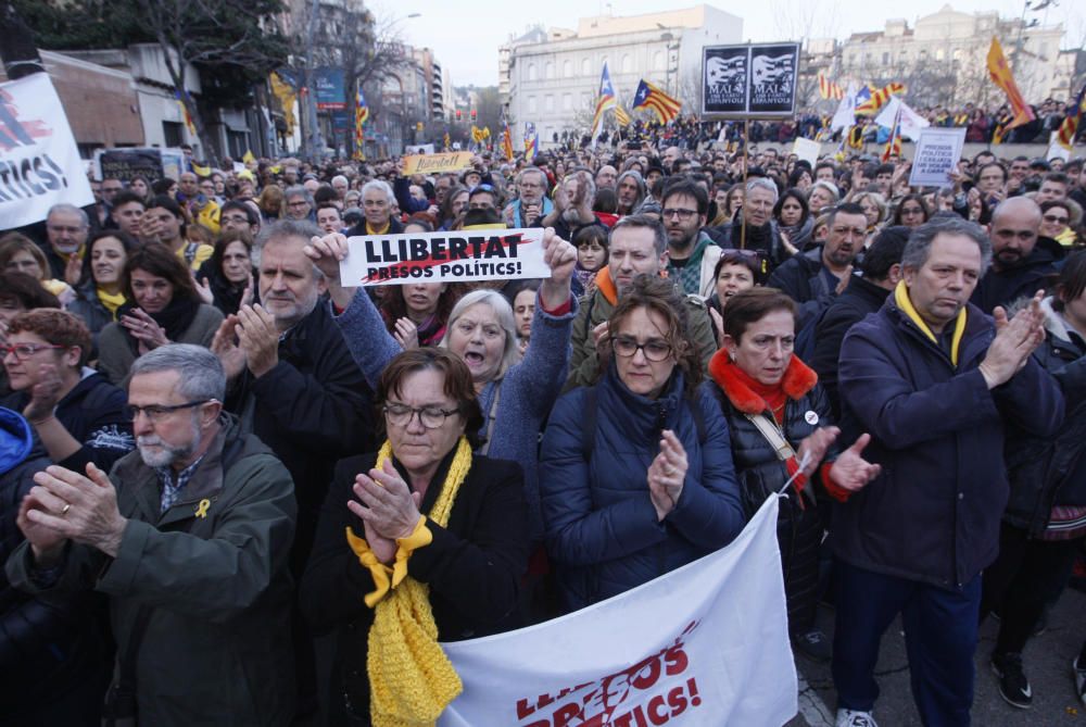 Milers de persones clamen per la llibertat de Puigdemont davant la subdelegació del govern de Girona