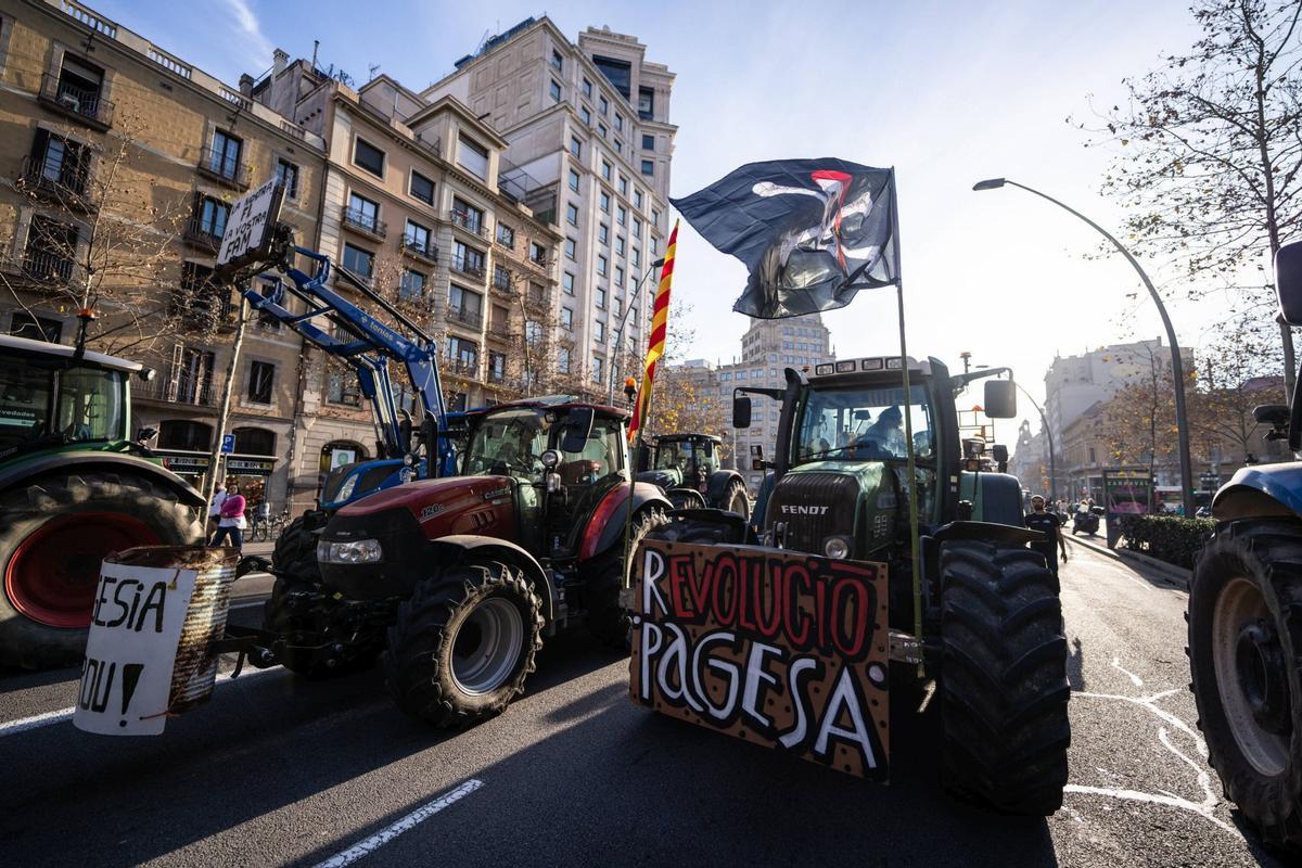 Tractores circulando por la Gran Via de Barcelona