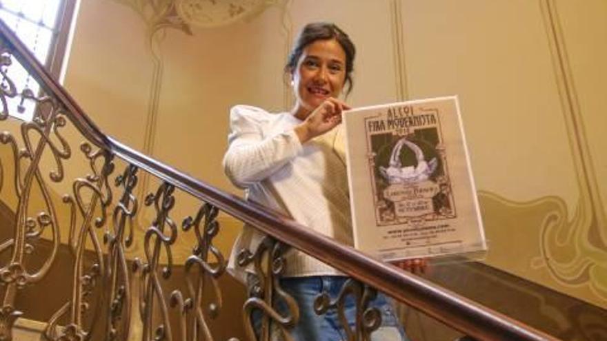 Lorena Zamorano muestra el cartel en el Conservatorio.