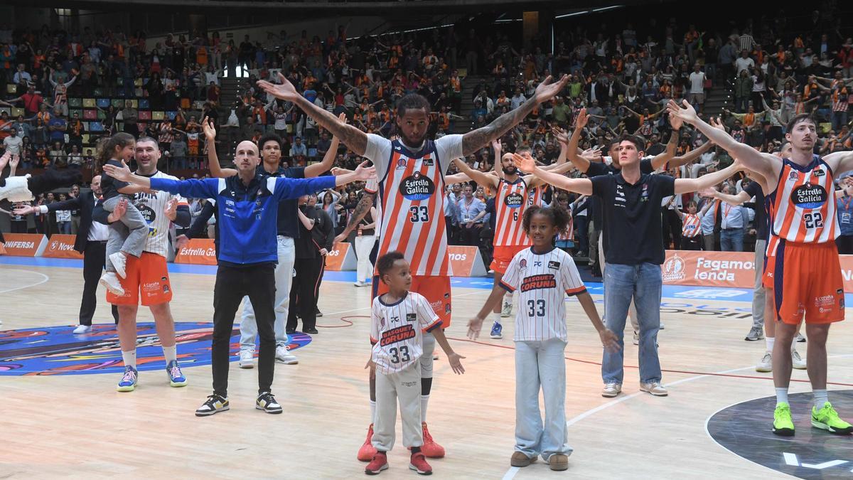 os jugadores del Leyma Coruña se despiden de la afición en el Coliseum tras el partido contra el Baskonia.