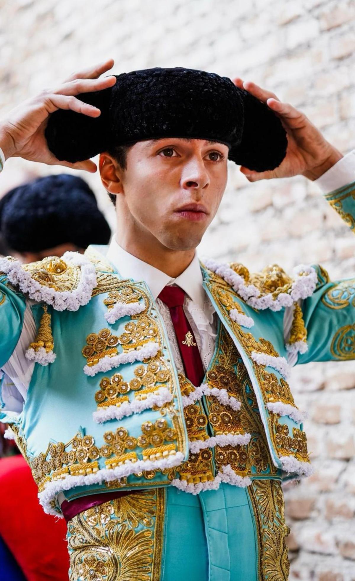 El novillero, ajustándose la montera. | C. T.